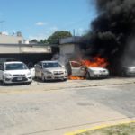 Se incendió automóvil en lavadero céntrico