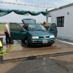 Internas trabajan en un lavadero de autos en cárcel de Magdalena