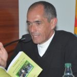 El Padre Carlos Warton presentó su libro en el Centro Cultural