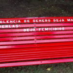 Un banco rojo en Plaza San Martín contra la violencia de género