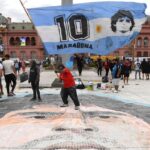 La policía cortó la fila en la avenida 9 de Julio y organizan una caravana para que la gente despida a Maradona en la calle