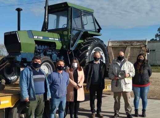 La empresa JBS entregó tractor a la Escuela Agraria de Bavio