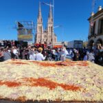 Cocinaron la milanesa a la napolitana “más grande del mundo” en Luján