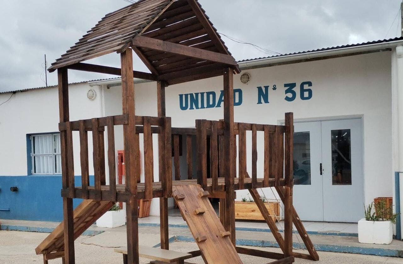 Internos de la U36 Magdalena donaron un magrullo para patio de juegos en la Escuela 21 del Paraje Starace