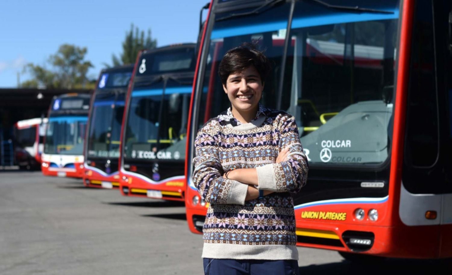 La historia de Marthina Eyrea Irazú, la primera mujer que manejará un micro en las calles de La Plata