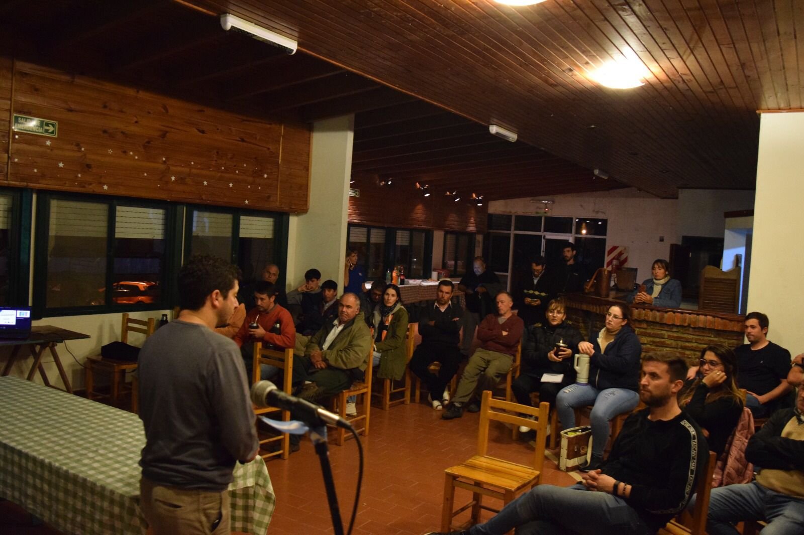 Charla con integrantes del sector apícola para difundir los beneficios de la miel