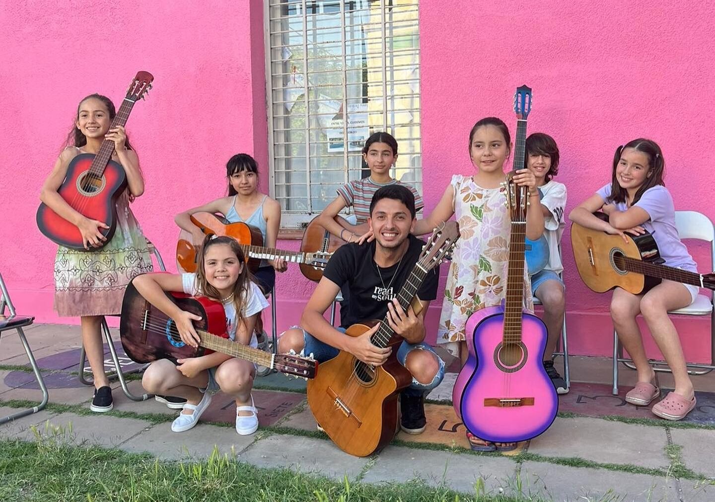 Exitoso cierre de los talleres de plástica y guitarra en Bavio