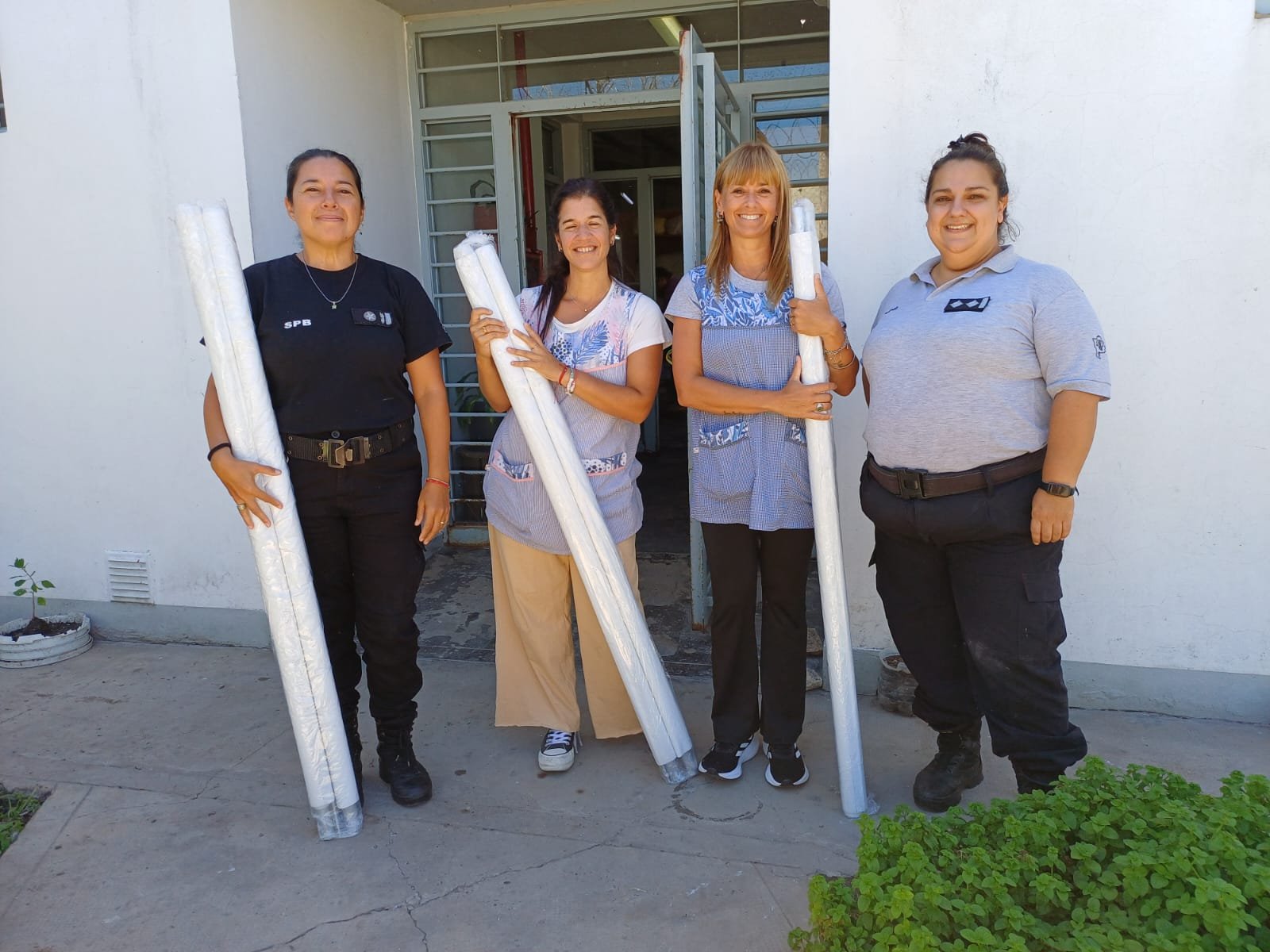 Internas de la U51 de Magdalena confeccionaron cortinas para un jardín de infantes de la comunidad